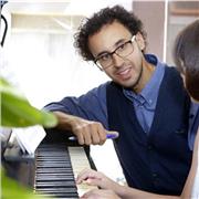 Talleres Musicales es un espacio musical donde todo alumnado interesado en música puede recibir conocimientos de piano y lenguaje musical de forma presencial, online, en grupo, individual y a domicilio